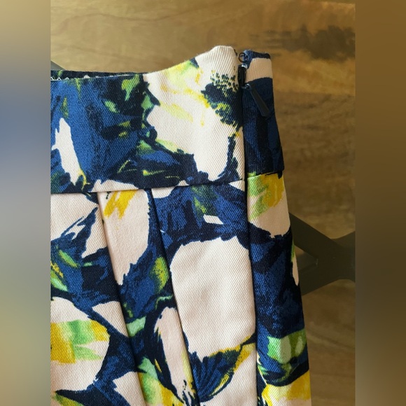 J Crew floral side-zip shorts. Size 2 - Picture 4 of 12